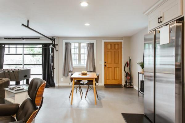 אתנס Greenway Garage With Firepit מראה חיצוני תמונה